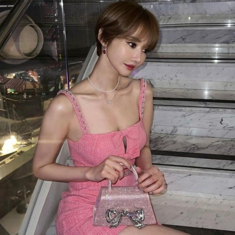레이 백허그 하는 양갈래머리 아이브 안유진