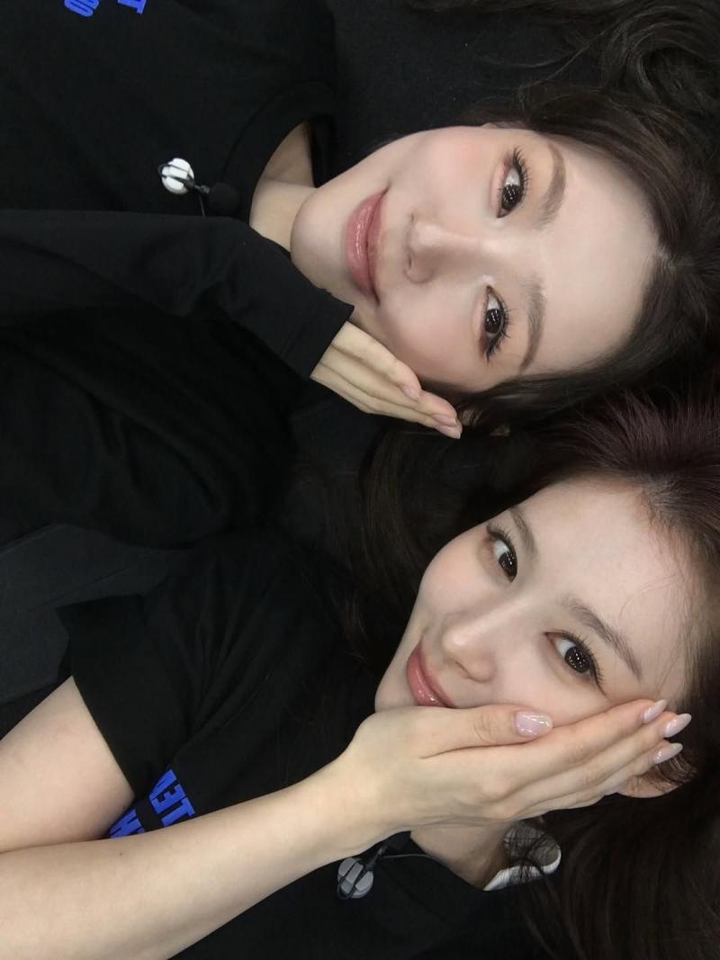 레이 백허그 하는 양갈래머리 아이브 안유진