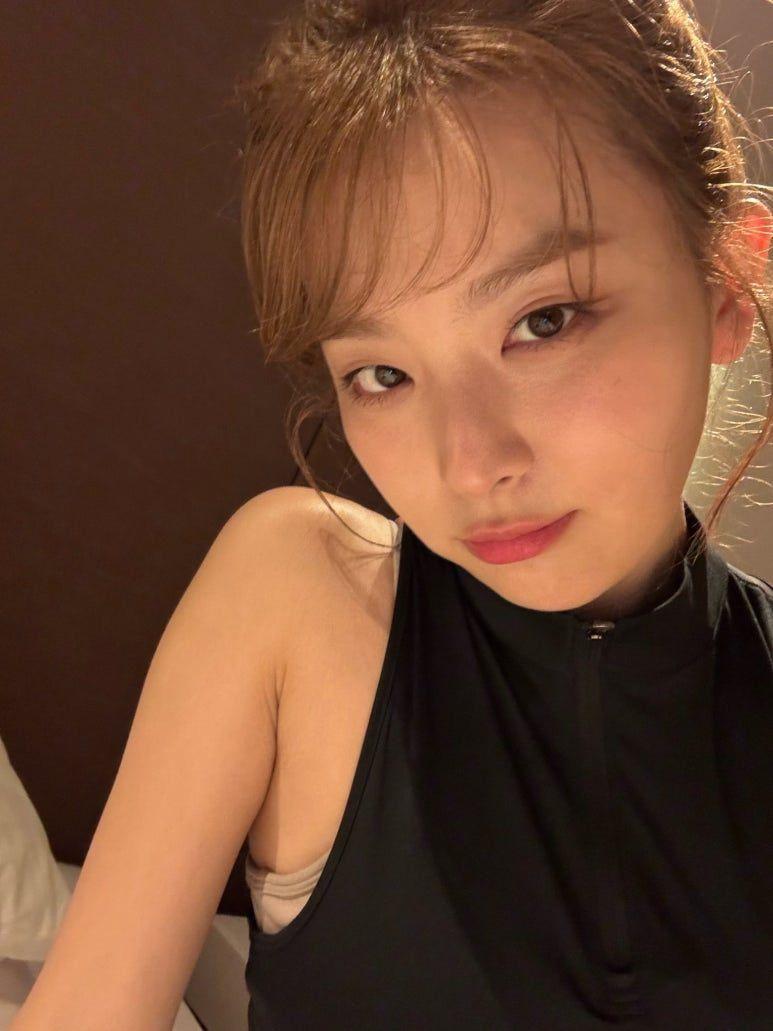 레이 백허그 하는 양갈래머리 아이브 안유진