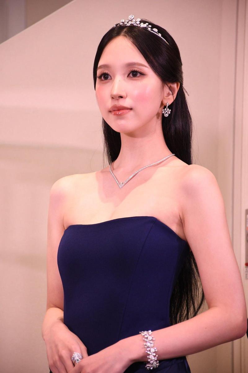 행사장에 나타난 파란 실크 롱드레스 트와이스 미나 비주얼