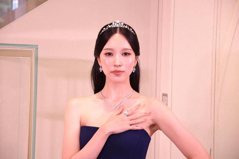 행사장에 나타난 파란 실크 롱드레스 트와이스 미나 비주얼