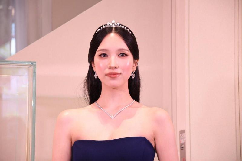 행사장에 나타난 파란 실크 롱드레스 트와이스 미나 비주얼