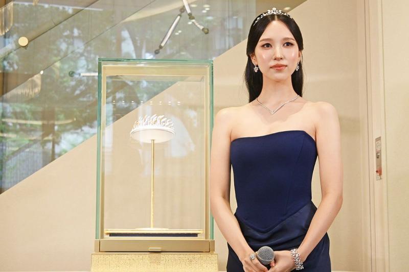 행사장에 나타난 파란 실크 롱드레스 트와이스 미나 비주얼