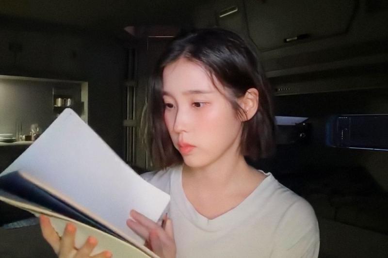 꽃무늬 원피스 웨이브 단발 아이유