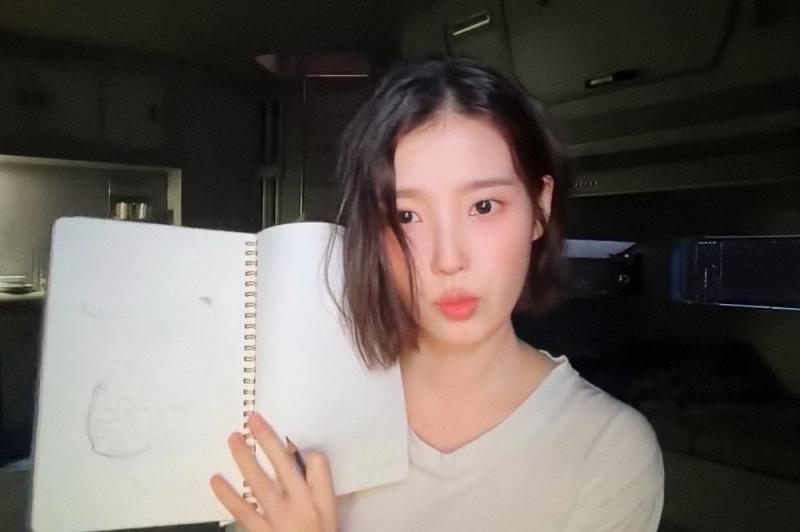 꽃무늬 원피스 웨이브 단발 아이유