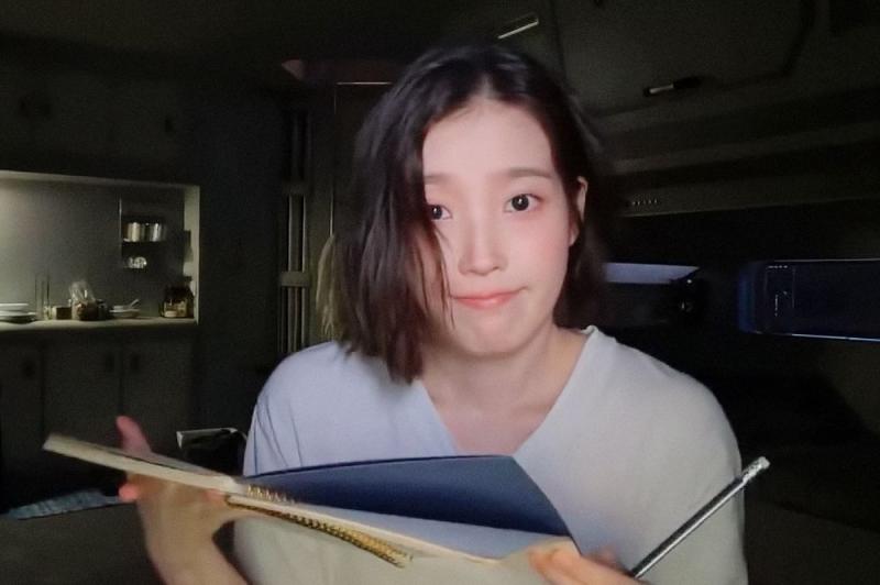 꽃무늬 원피스 웨이브 단발 아이유