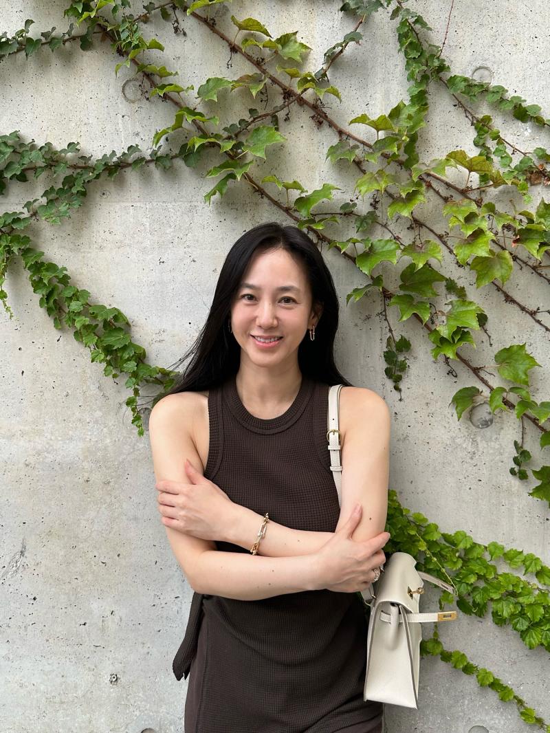 김민주 흰색  블라우스