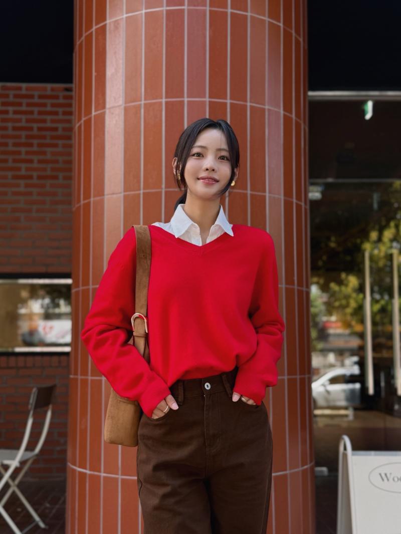 김민주 흰색  블라우스