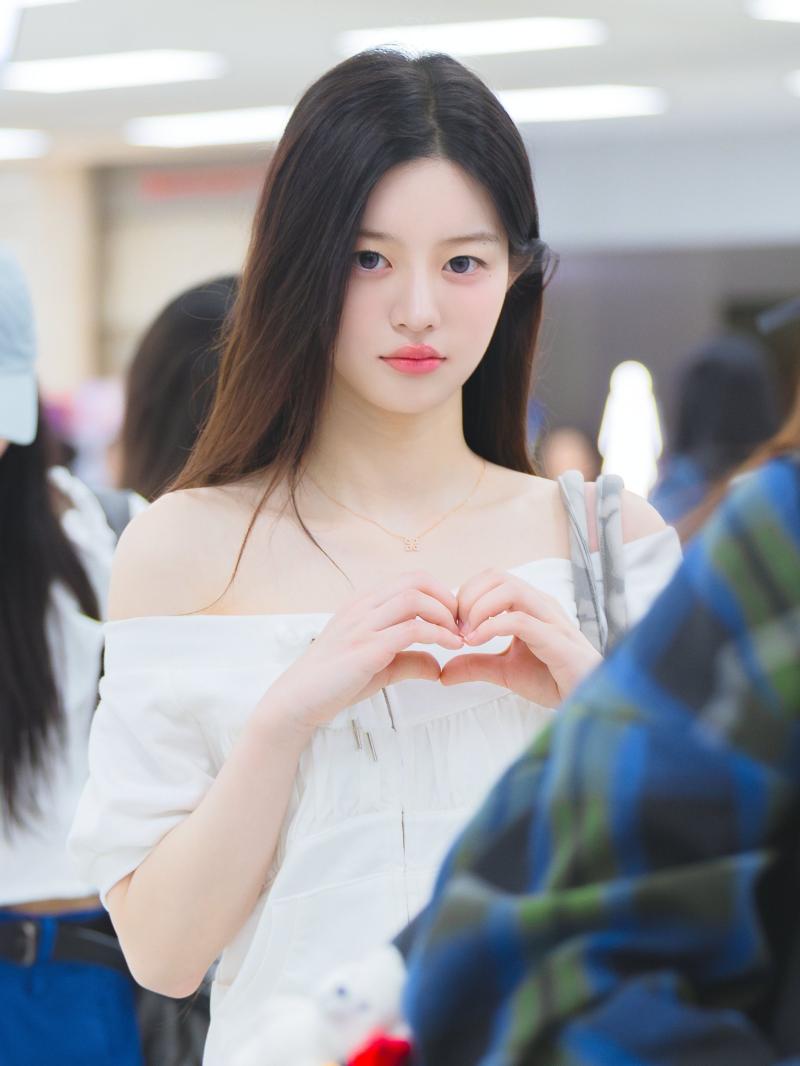 [있지/ITZY] 채령..앉아있다가 뒤돌아서는 순간...핡~!!!!