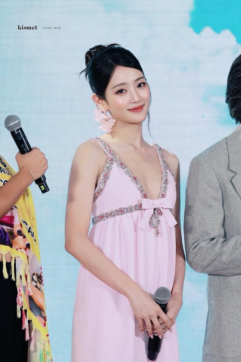 니차욘따라락 (아이들 민니) 태국 영화에 데뷔