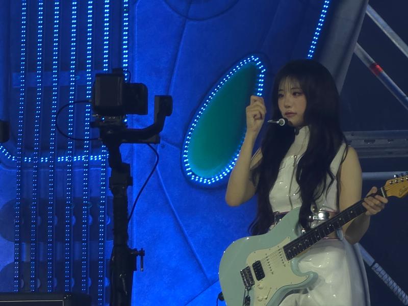 QWER 피크 체크하는 히나