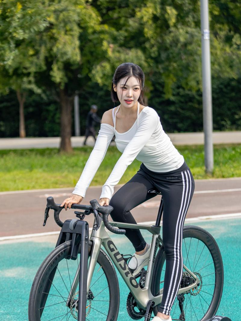 라이딩 하는 조민지 아나운서