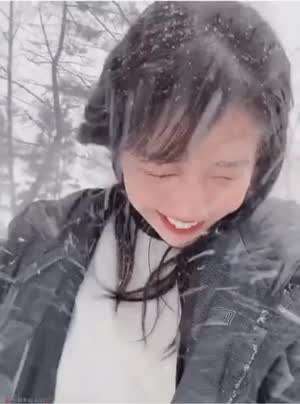 눈보라로 인해 얼굴이 박살난 누나
