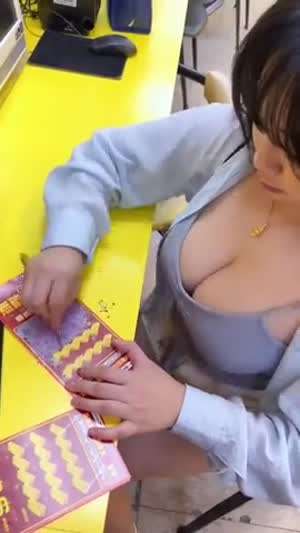 (ㅇㅎ) 복권 긁을때 떨리는 이유.mp4