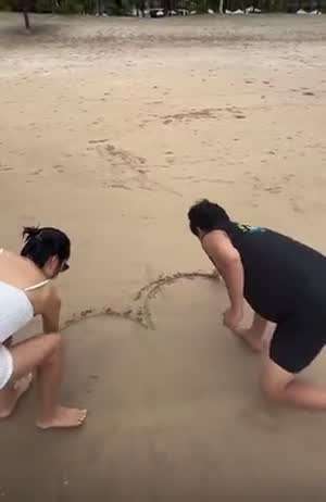 여친과 모레위에 하트를~~~