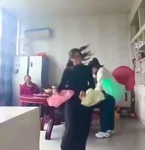 뭔가 웃음짓게하는 저글링...