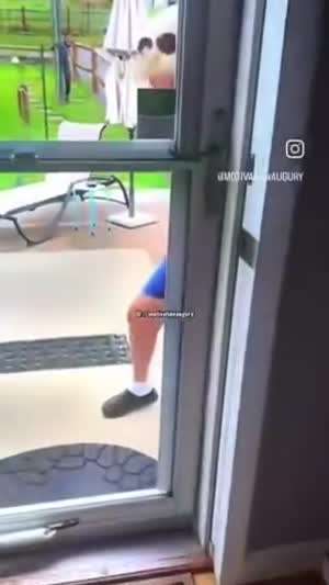 문 열어보니 F#CK U 하는 할머니가 서 있다