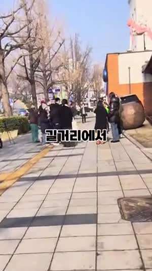 아니 요즘엔 길거리에서 두쫀쿠 파티를 하더라고요