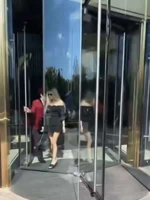 회전문 통과할땐 썬글라스 벗기