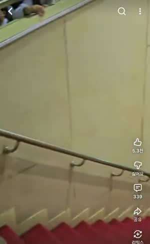 소리] 60대 할아버지에게 열광하는 중학생들.mp4