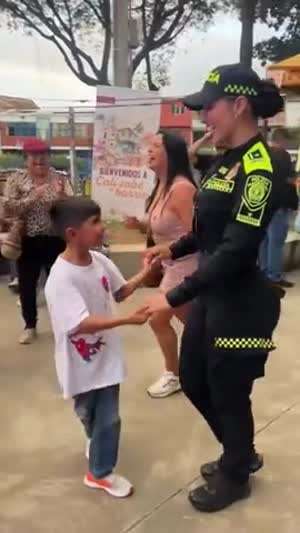 경찰관 누나랑 춤추는 꼬마.gif