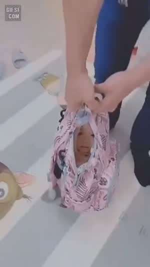 귀여운 아기가 타고있는 바구니