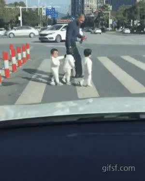 세 쌍둥이 아빠의 다급함
