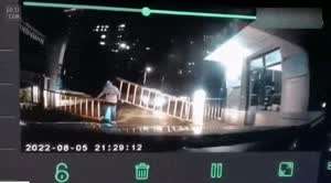 밤에 남을 옷을 막 벗겨?
