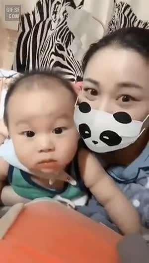 얼굴 필터에 놀란 아기