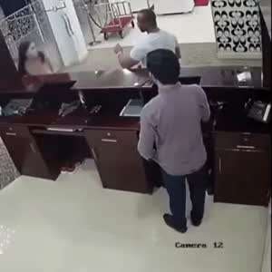 난 여자라고 봐주지 않...여자라고 봐...봐...