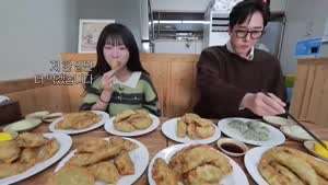 쯔양이랑 같이 만두 먹는 배우 유지태.MP4