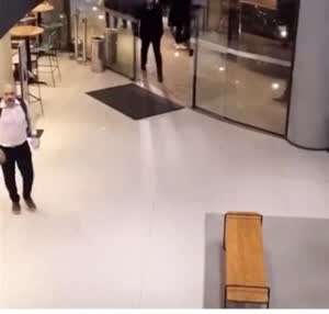 호텔에서 절대 마주치면 안 되는 사람을 본 거 같아.gif