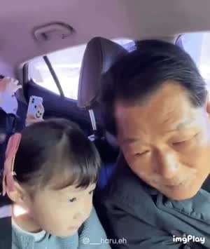 할아버지한테 뽀뽀 vs 아빠한테 뽀뽀