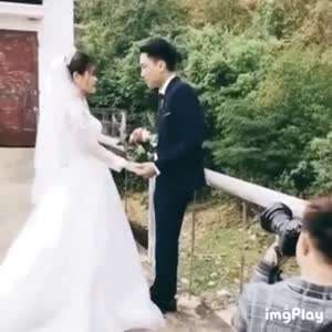 웨딩 촬영 중 무심결에 나온 신부의 습관