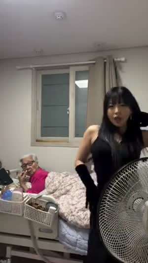 할머니 옆에서 손녀가 춤출때