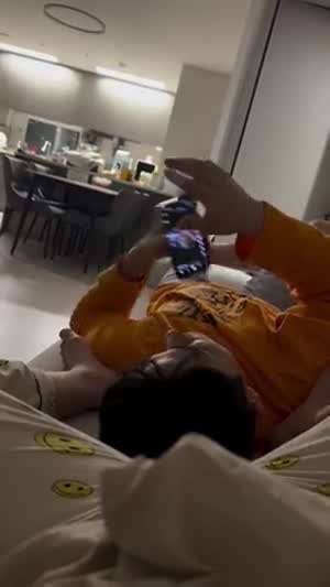 남편 머리 위에서 방구 작렬