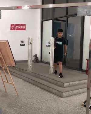 재미 하나도 없고, 우습지도 않는 영상