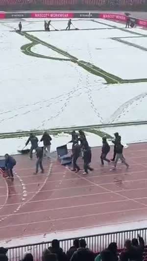 눈 때문에 경기가 지연되자 경기장에 난입한 관중들