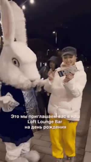 토끼인형 알바를 때렸는데