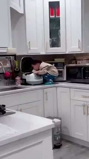 애기 배고프다 밥상 좀 차려라.
