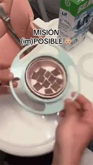 절대로 쏟을 수 없는 그릇을 아이에게 줘봤다.
