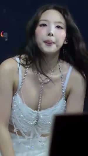 보석 장식 란제리 의상 트와이스 나연 뉴욕콘서트