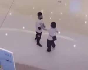 울먹이는 여자친구를 보고 욕망을 참지 못한 남자