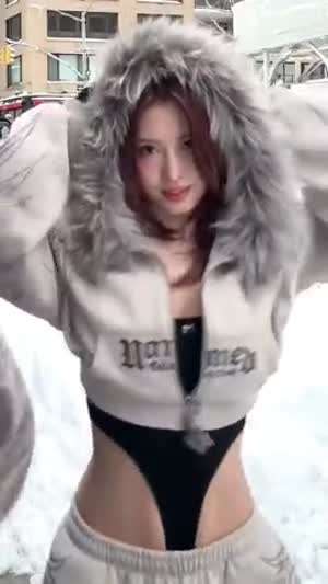 길에서 챌린지하는 털모자 후드 바디수트 의상 트와이스 모모