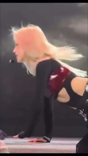 은근 섹시한 가죽 핫팬츠에 검은스타킹 엔믹스 해원