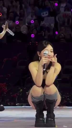 쪼그려 앉아서 팬들한테 인사하는 트와이스 나연
