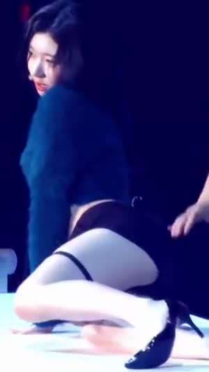 테이블 위에서 '피어나' 커버하는 채령...가터링 야한 엉벅지 대박