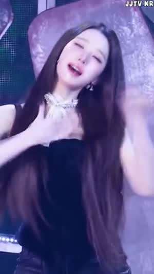 찰랑이는 긴 생머리 블랙 코르셋 나시 아이브 장원영.mp4