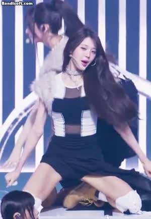 무릎 꿇고 쩍벌린 아이브 장원영...검속 갈라진 내전근 야벅지.mp4