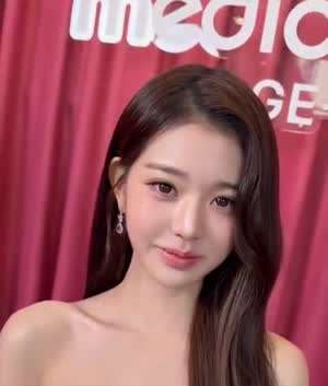 빨간 드레스 + 금 목걸이 + 팔찌가 찰떡인 장원영.mp4